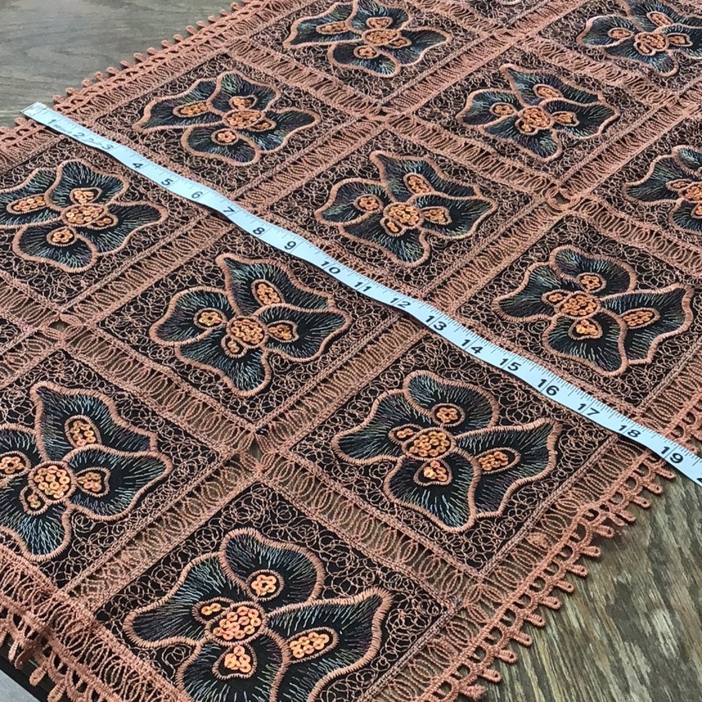 Beautiful table runner - Picture 4 of 14
